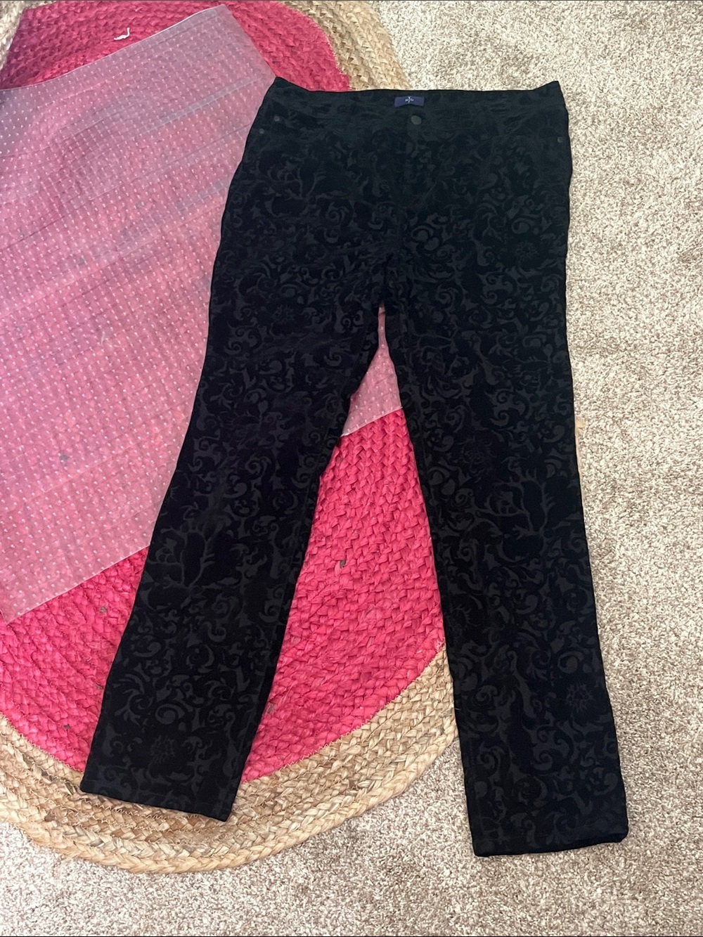 Black jeans with velvet design